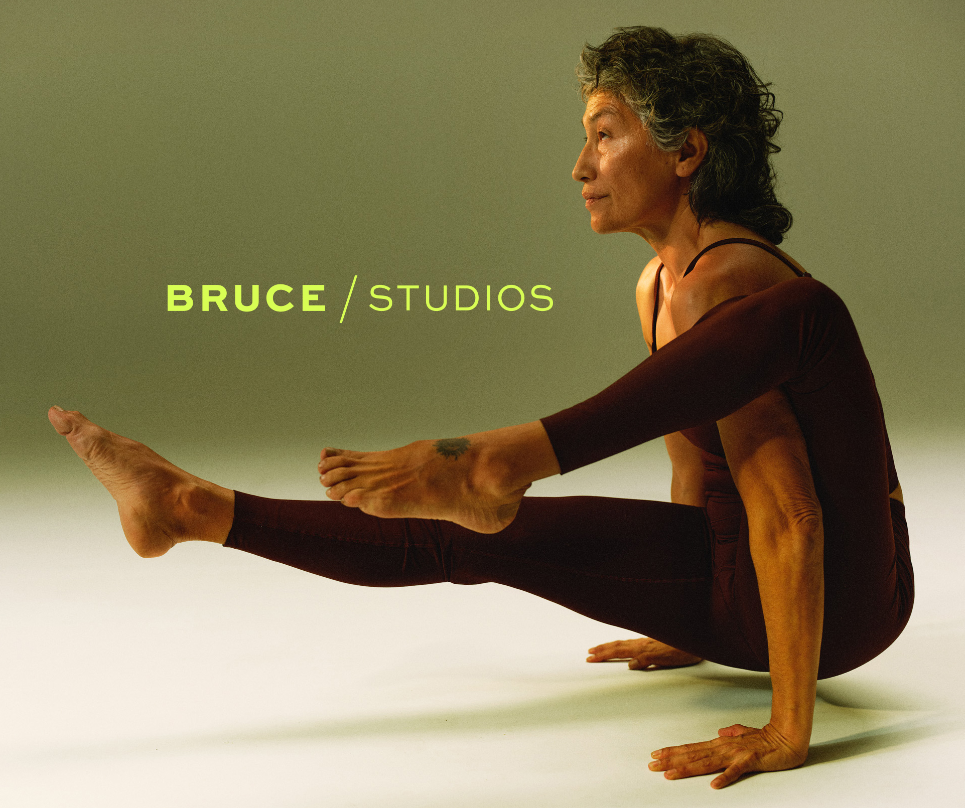 Bruce Studios — sommarkampanj, sittande pose